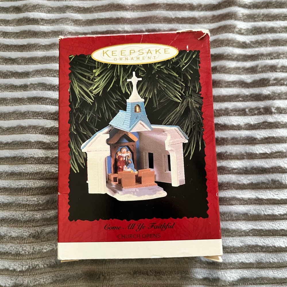 Hallmark Keep Sake Ornament “Come All Ye Faithful” Church 1996.